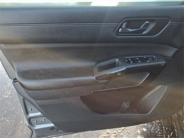 Used 2024 Nissan Pathfinder SV image 14