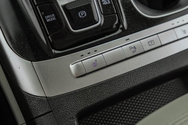Used 2023 Kia Carnival LX FWD image 25