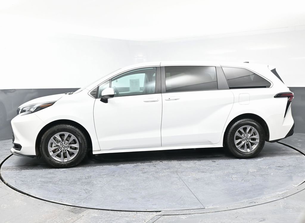 Used 2024 Toyota Sienna LE image 6