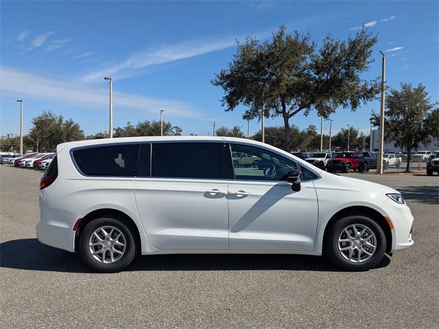 New 2026 Chrysler Pacifica Select image 2