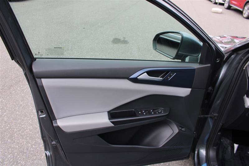 Used 2023 Volkswagen Taos SE w/ Panoramic Sunroof Package image 12