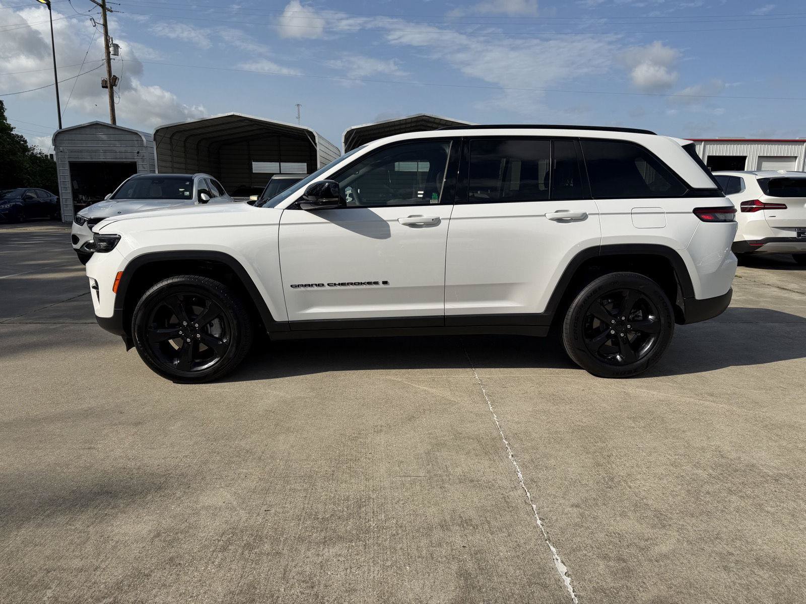 Used 2024 Jeep Grand Cherokee Limited w/ Black Appearance Package RWD image 15