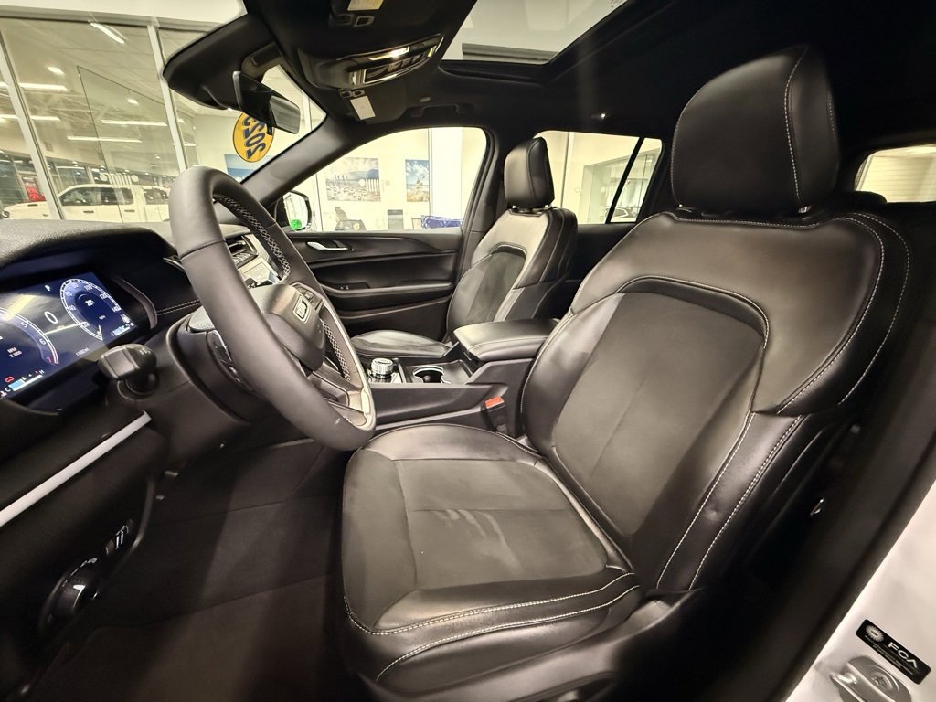 Certified 2025 Jeep Grand Cherokee Altitude image 14