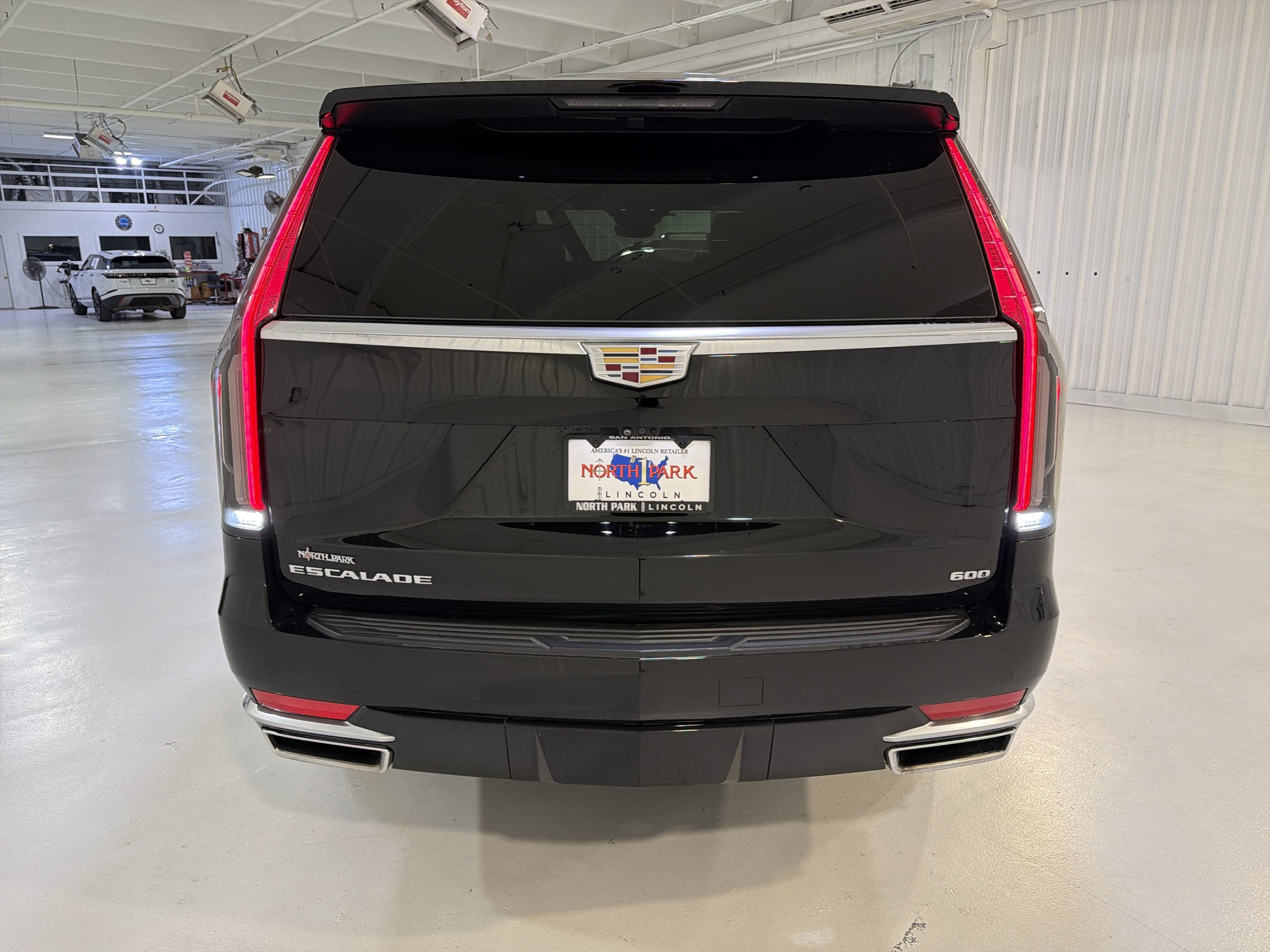 Used 2022 Cadillac Escalade Premium Luxury RWD image 28