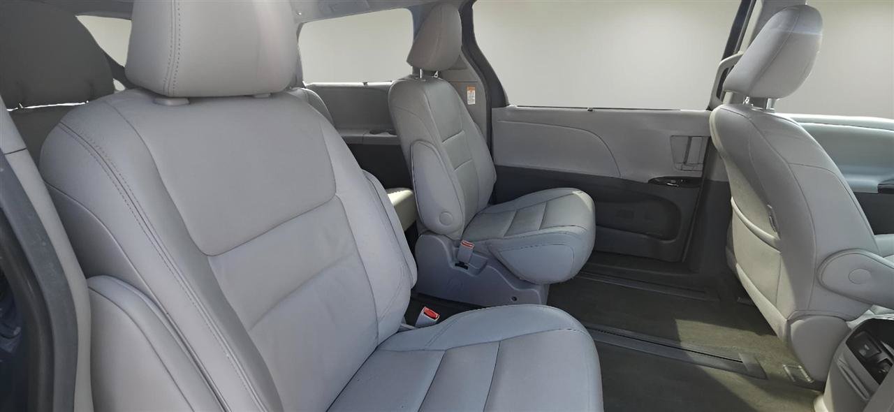Used 2017 Toyota Sienna XLE Premium w/ Outdoor Package AWD/4WD image 33