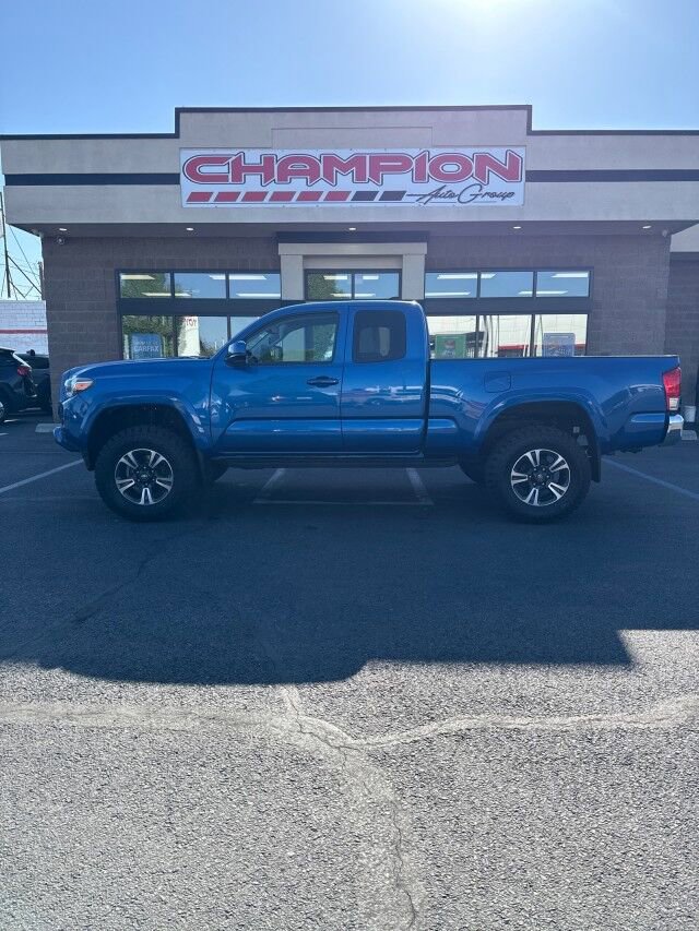 Used 2017 Toyota Tacoma SR5 w/ Tow Package AWD/4WD image 2