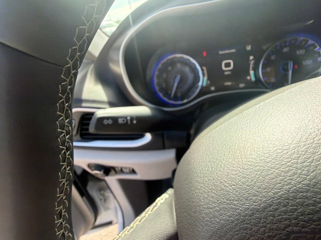 Used 2024 Chrysler Pacifica Touring-L FWD image 27