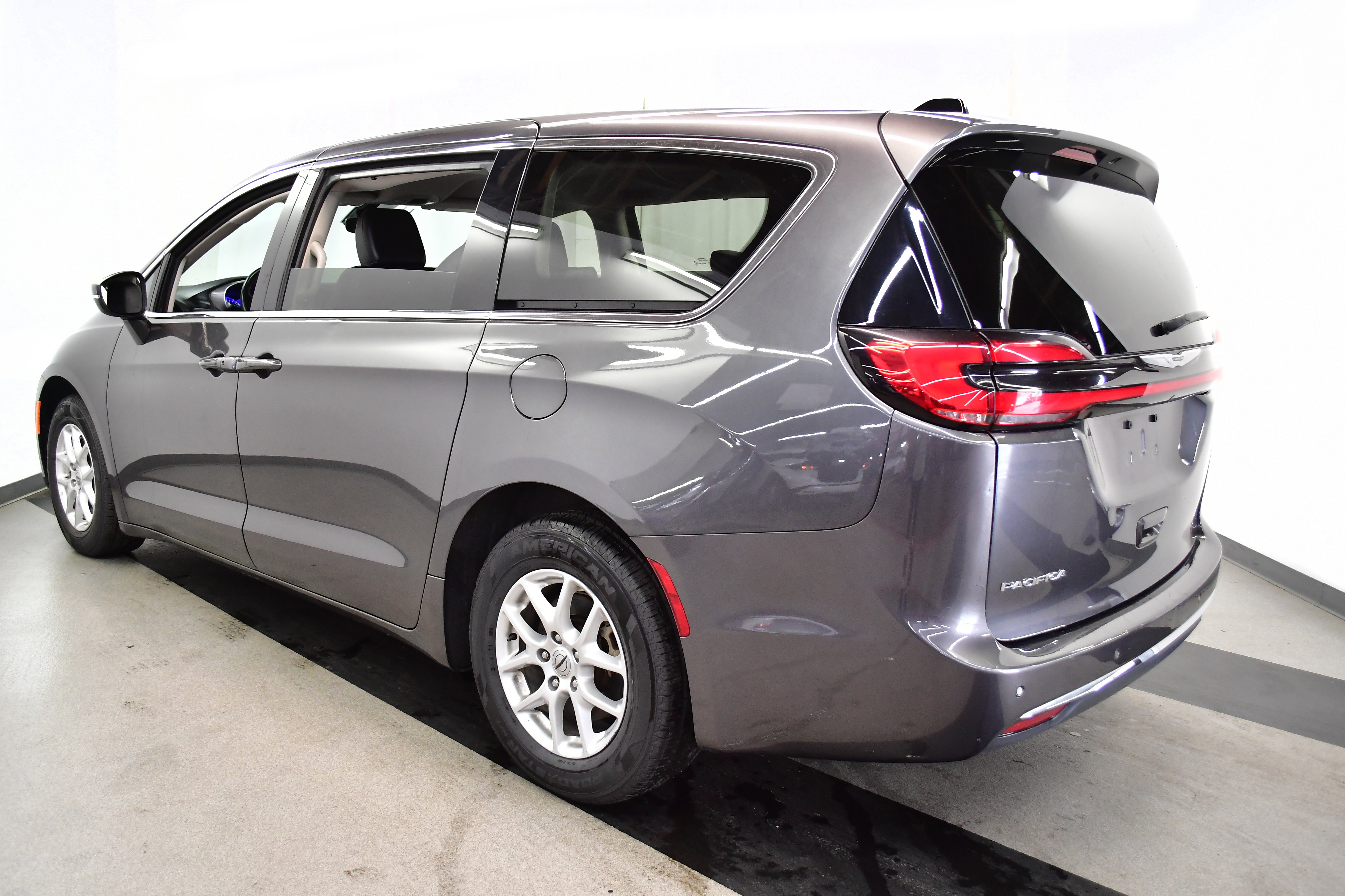 Used 2023 Chrysler Pacifica Touring-L FWD image 5