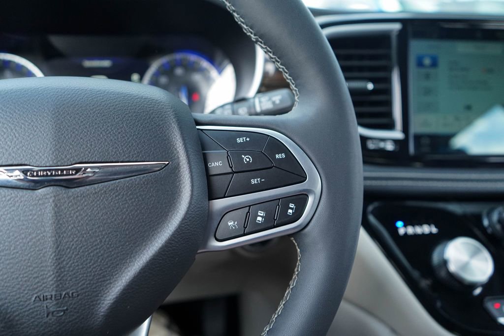 Used 2024 Chrysler Pacifica Limited image 26