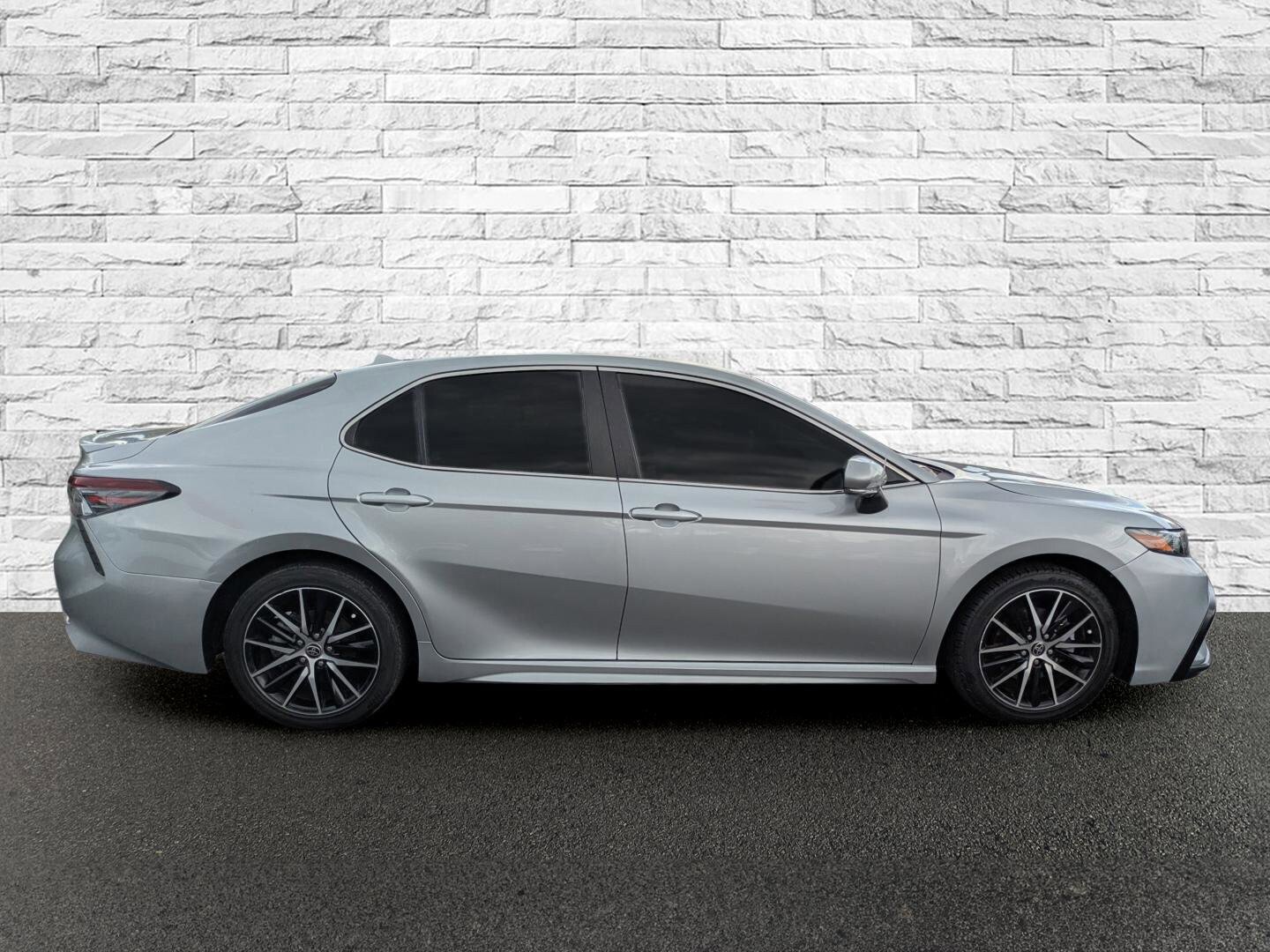Used 2023 Toyota Camry SE FWD image 5