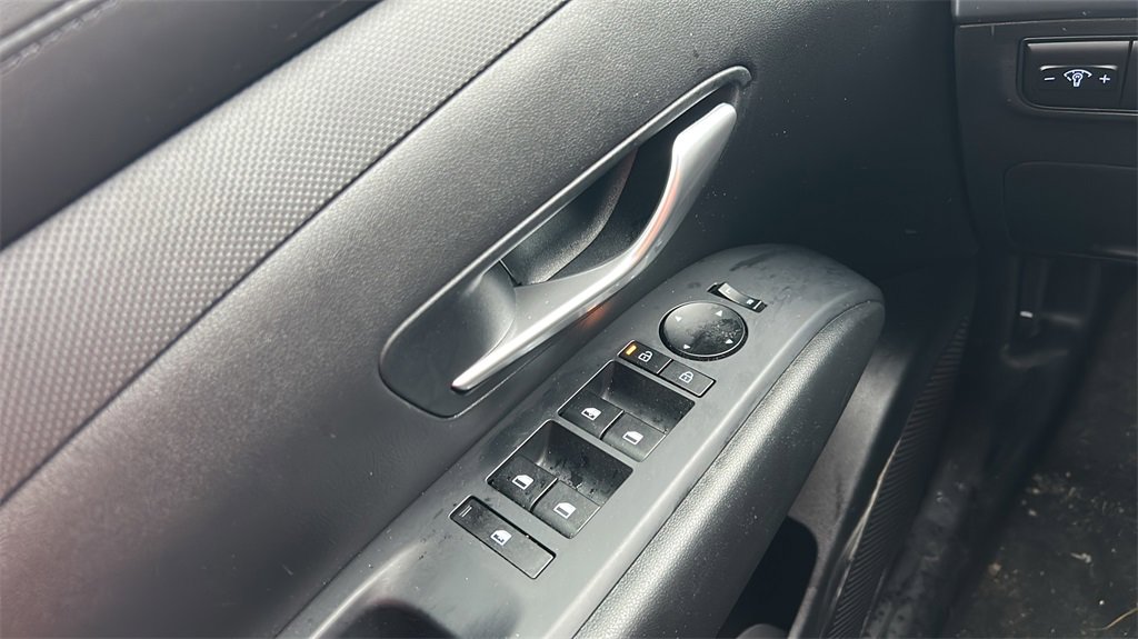 Certified 2025 Hyundai Tucson SE image 18