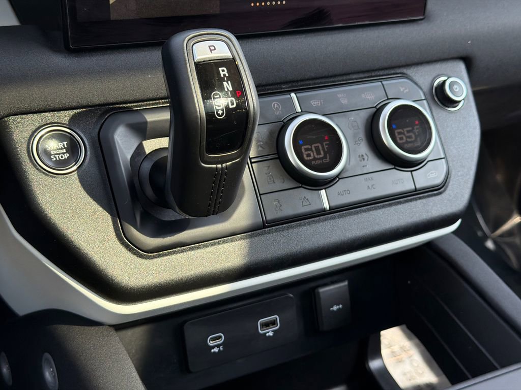 Used 2023 Land Rover Defender 130 S image 32