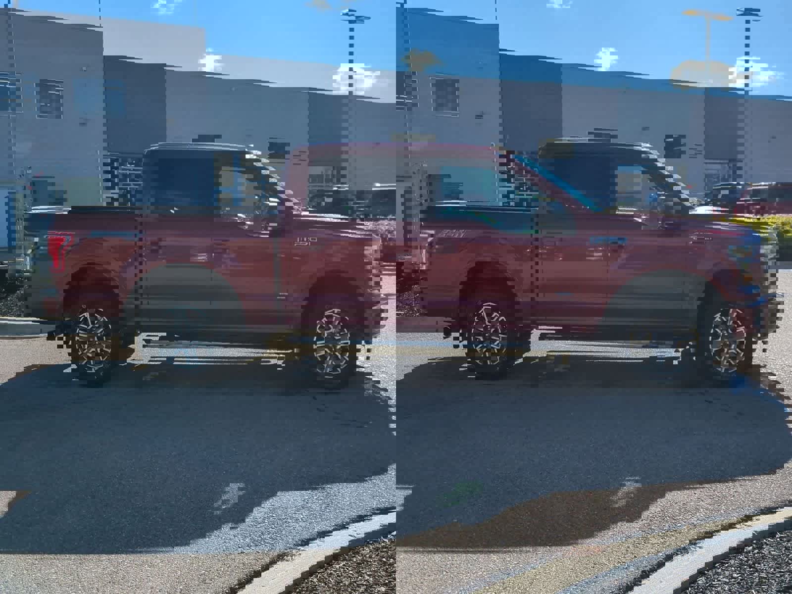 Used 2017 Ford F150 XLT w/ Equipment Group 302A Luxury image 9