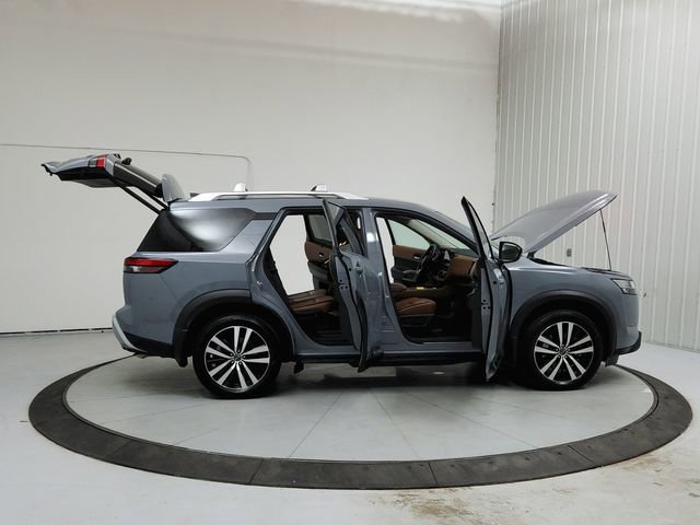 Used 2023 Nissan Pathfinder Platinum w/ Black Appearance Package image 16
