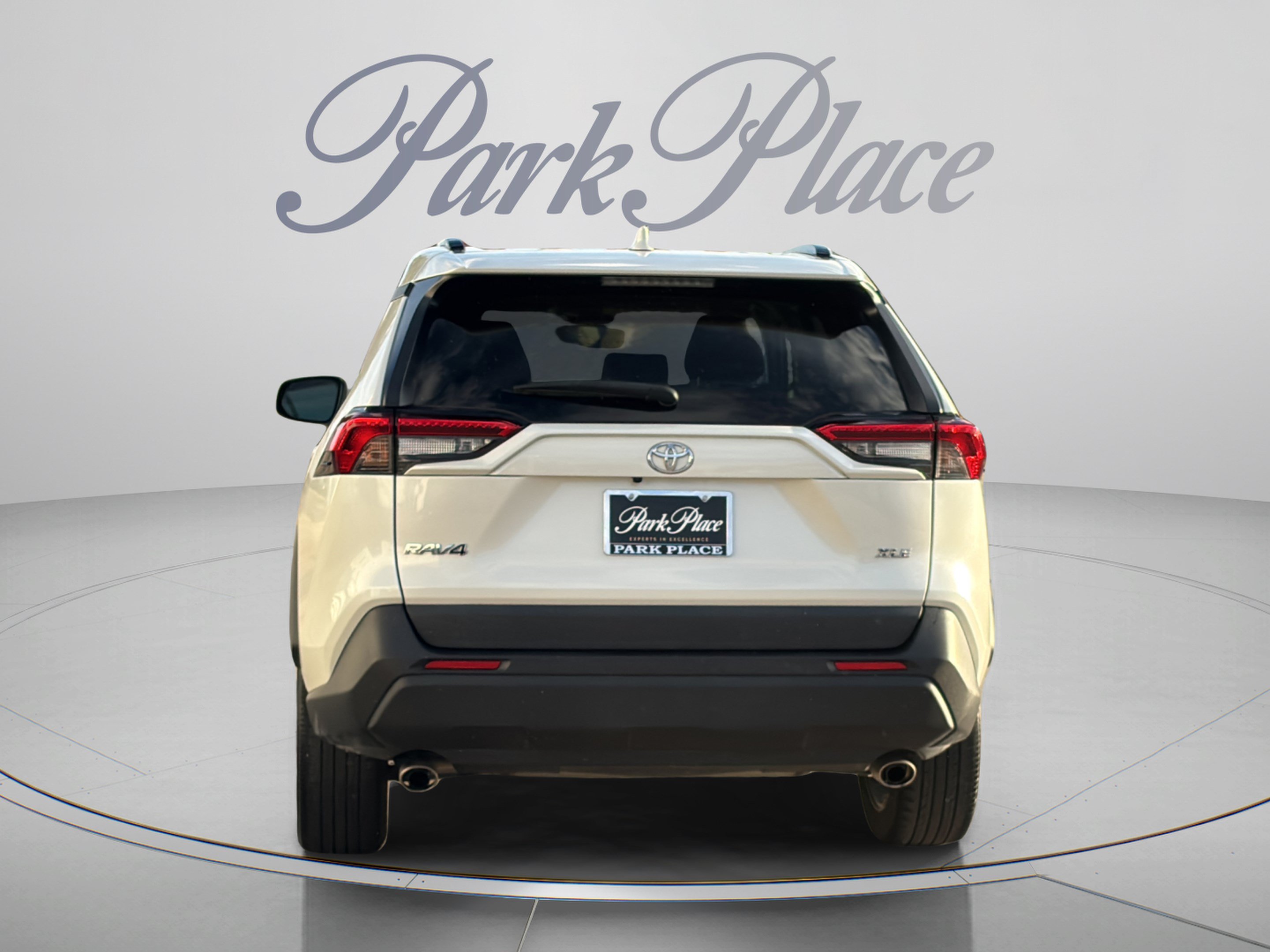 Used 2022 Toyota RAV4 XLE Premium FWD image 4