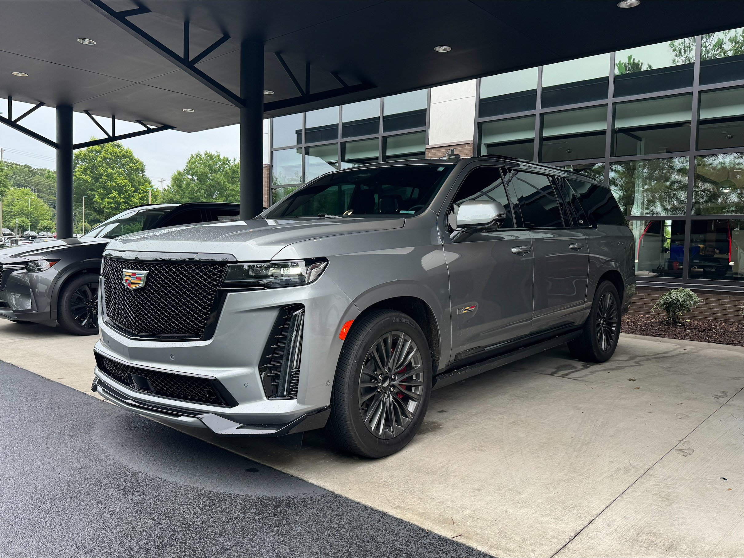 Used 2023 Cadillac Escalade ESV V AWD/4WD image 3
