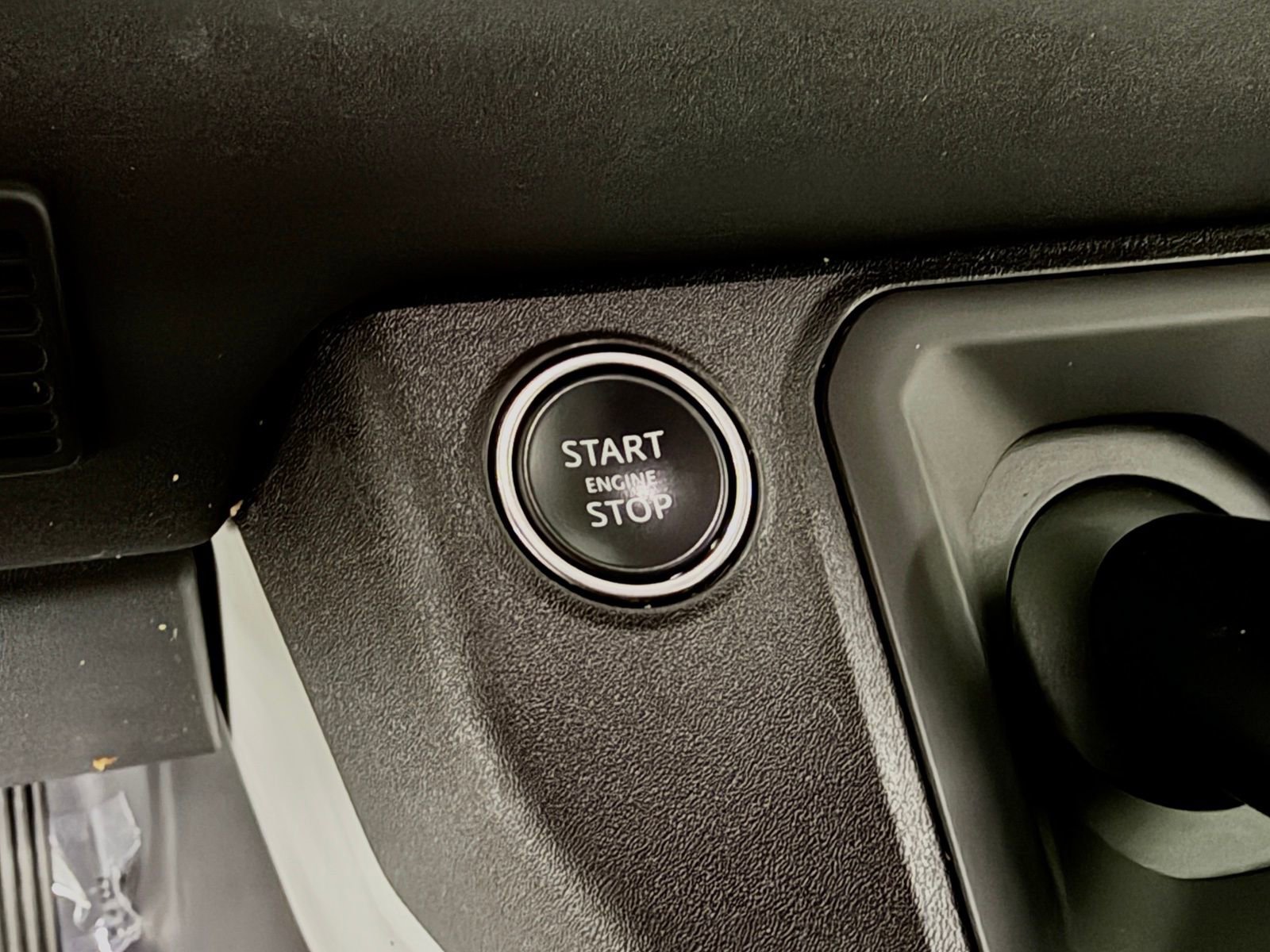 Used 2023 Land Rover Defender 110 SE image 29