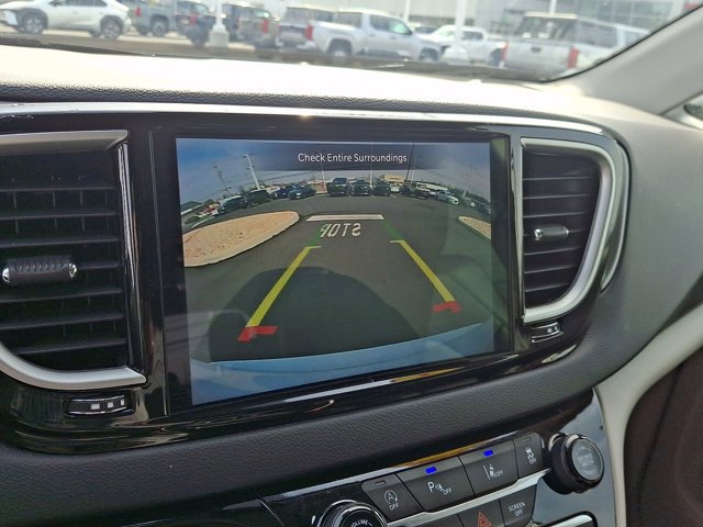 Used 2024 Chrysler Pacifica Touring-L image 18