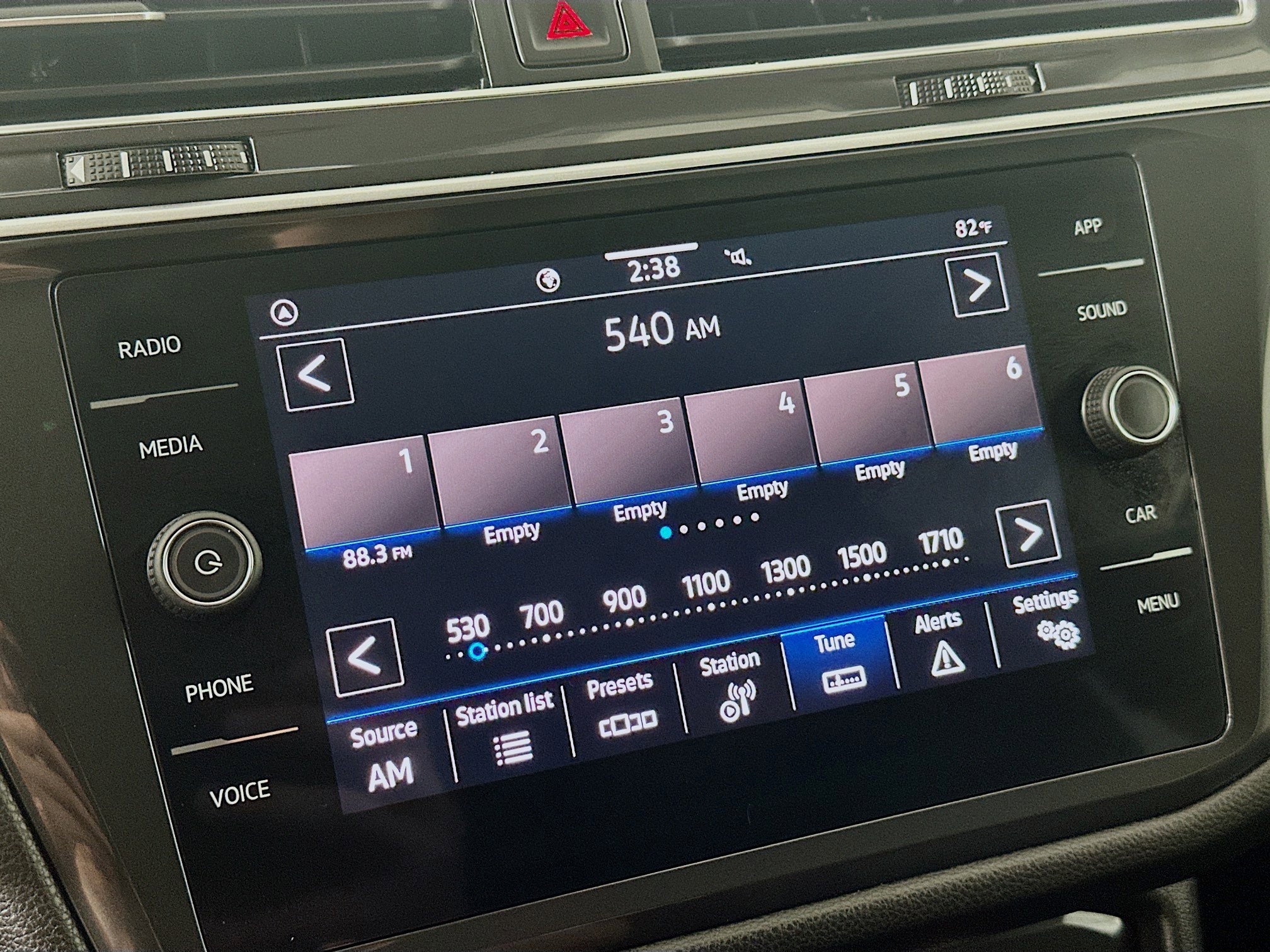 Used 2024 Volkswagen Tiguan SE image 19