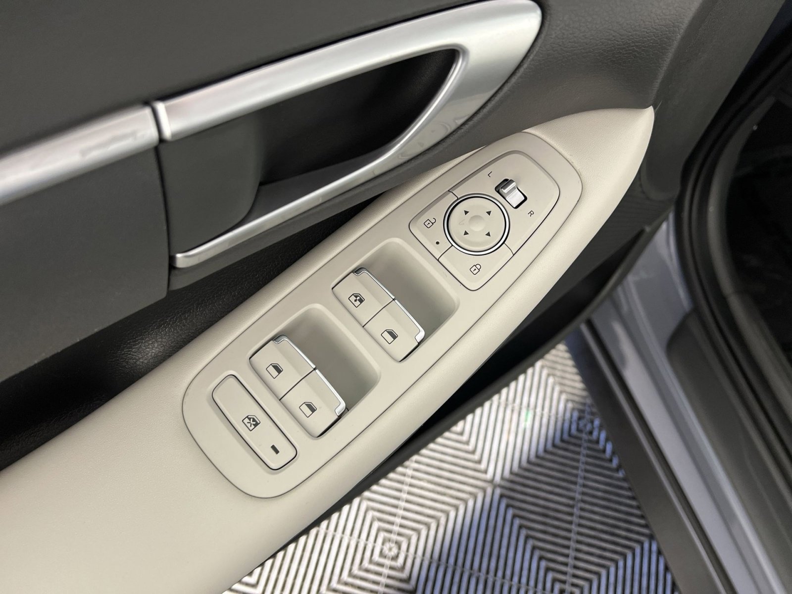 Used 2025 Hyundai Sonata SE image 15