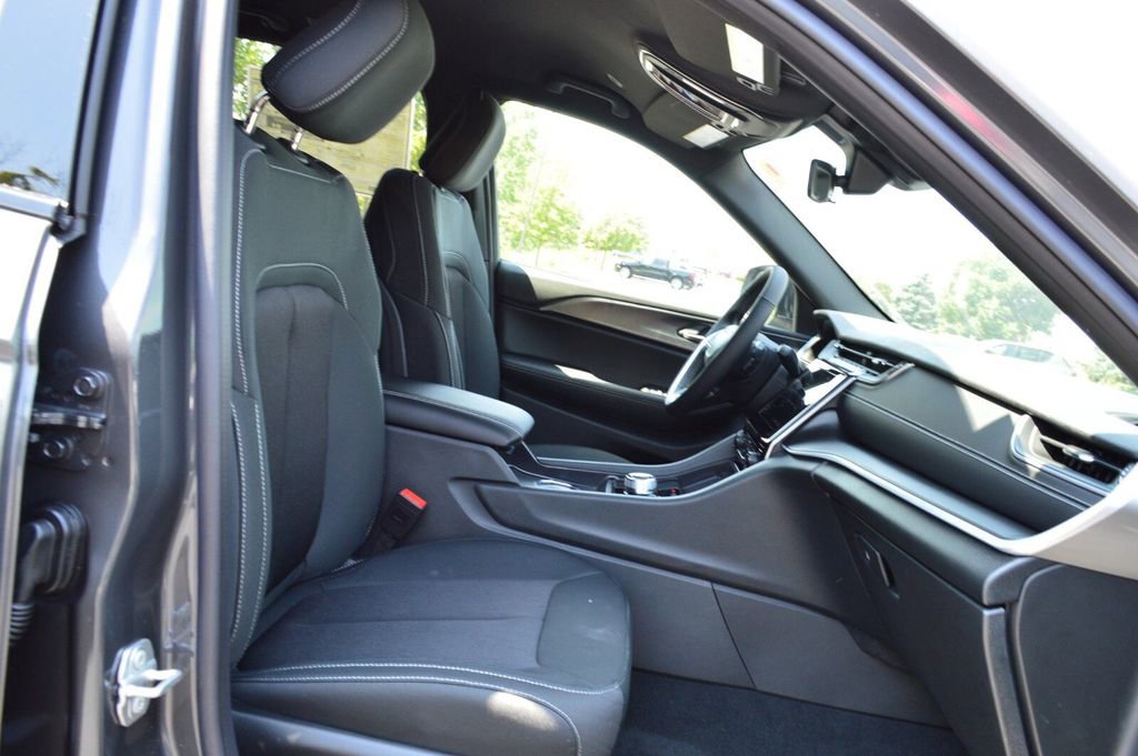 New 2025 Jeep Grand Cherokee Laredo w/ Luxury Tech Group I image 30