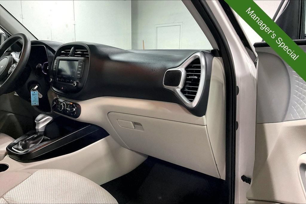 Used 2025 Kia Soul LX w/ LX Technology Package FWD image 19