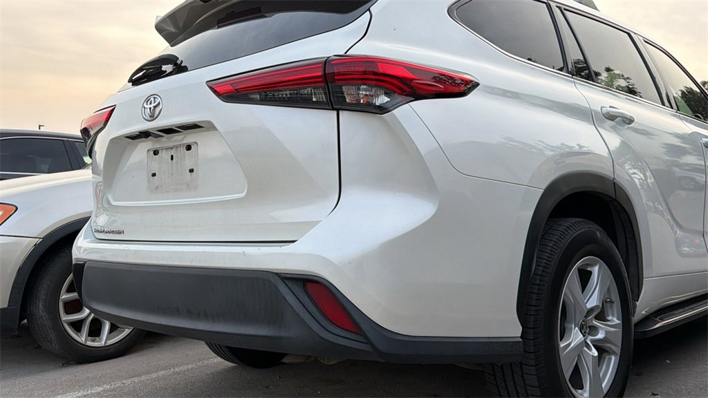 Used 2021 Toyota Highlander L image 10