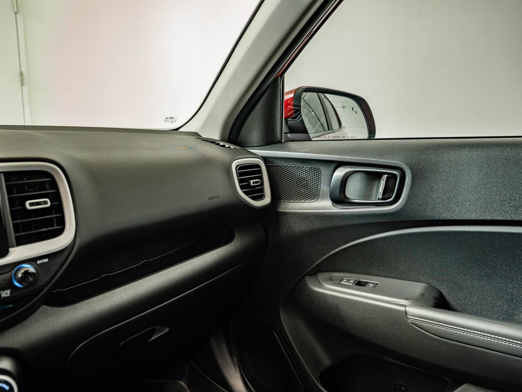 Used 2025 Hyundai Venue Limited FWD image 26