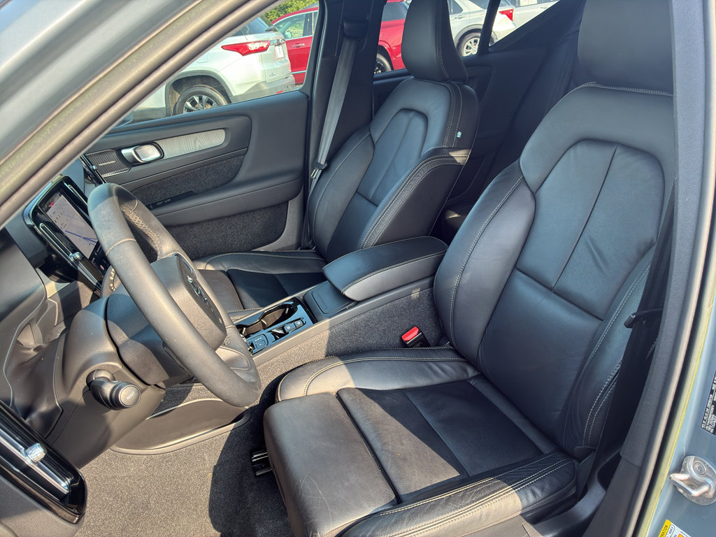 Used 2023 Volvo XC40 B4 Ultimate FWD image 11
