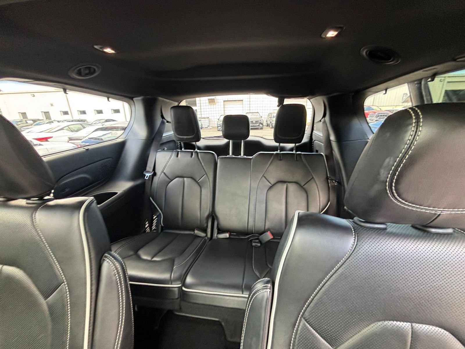 Used 2025 Chrysler Pacifica Limited FWD image 32