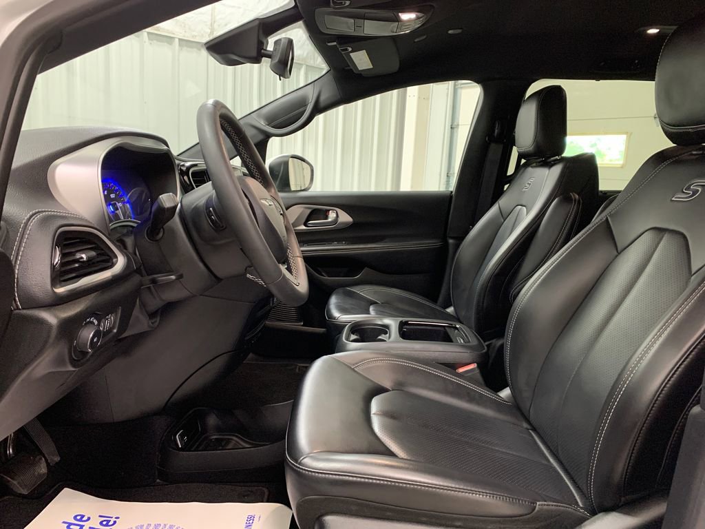 Used 2023 Chrysler Pacifica Touring-L FWD image 16