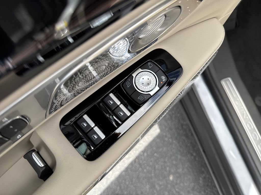 Used 2025 Lincoln Nautilus Reserve image 13