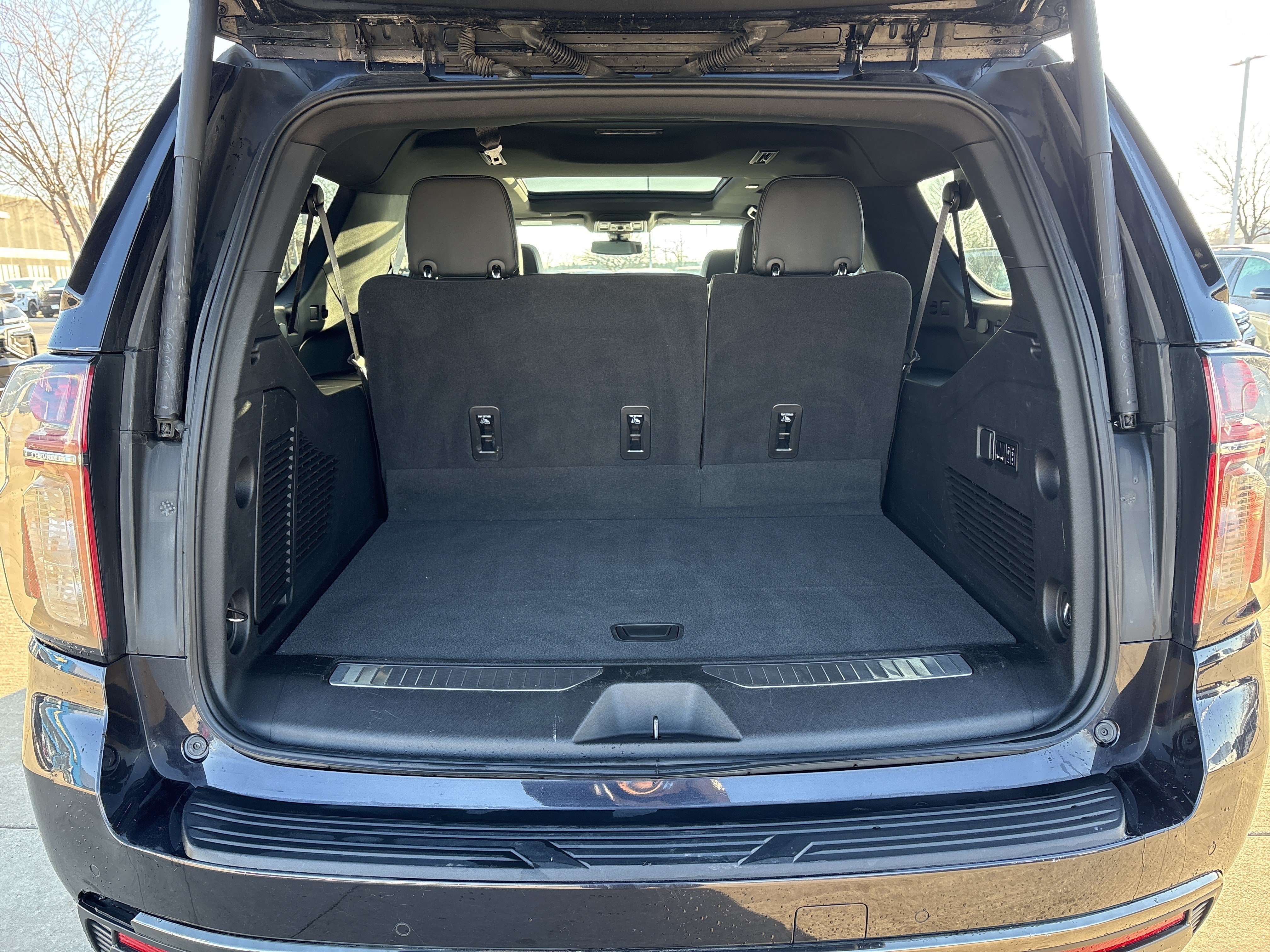 Used 2022 Chevrolet Suburban RST w/ Luxury Package AWD/4WD image 7