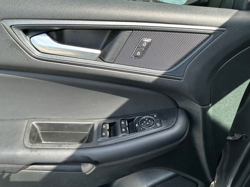 Used 2024 Ford Edge SE w/ Black Appearance Package image 16