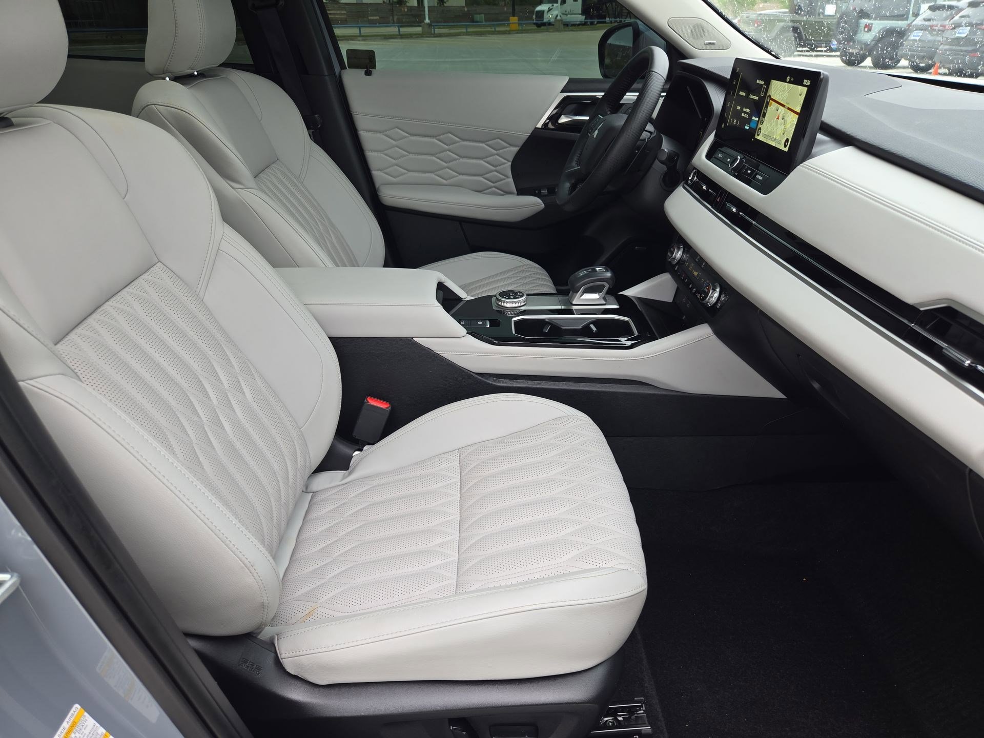 Used 2025 Mitsubishi Outlander SEL image 32