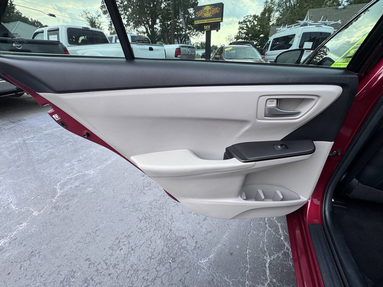 Used 2017 Toyota Camry SE image 28