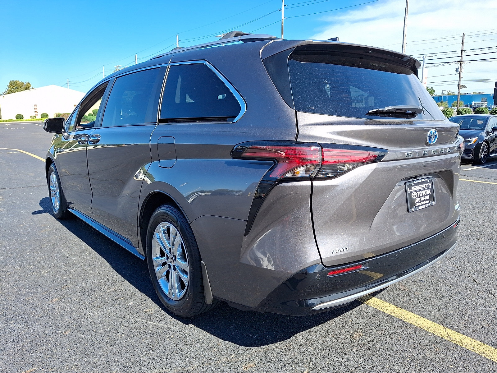 Used 2024 Toyota Sienna Platinum AWD/4WD image 4