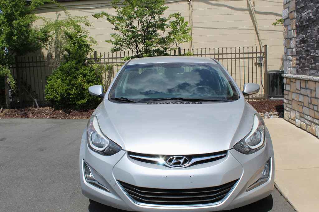 Used 2015 Hyundai Elantra SE w/ Option Group 02 FWD image 2