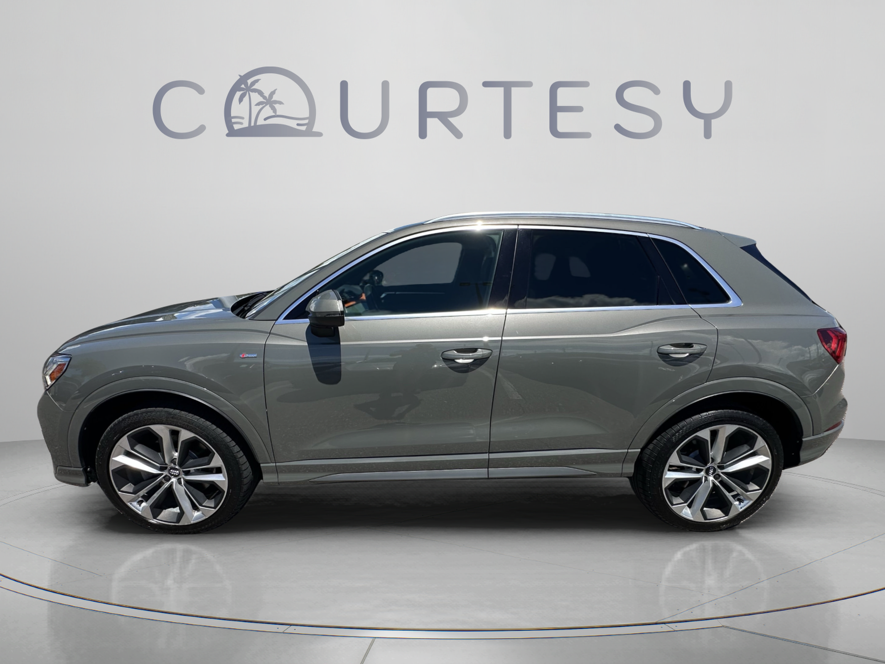 Used 2019 Audi Q3 2.0T Premium Plus w/ Premium Plus Package AWD/4WD image 2