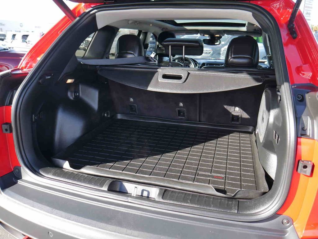 Used 2019 Jeep Cherokee Trailhawk image 9