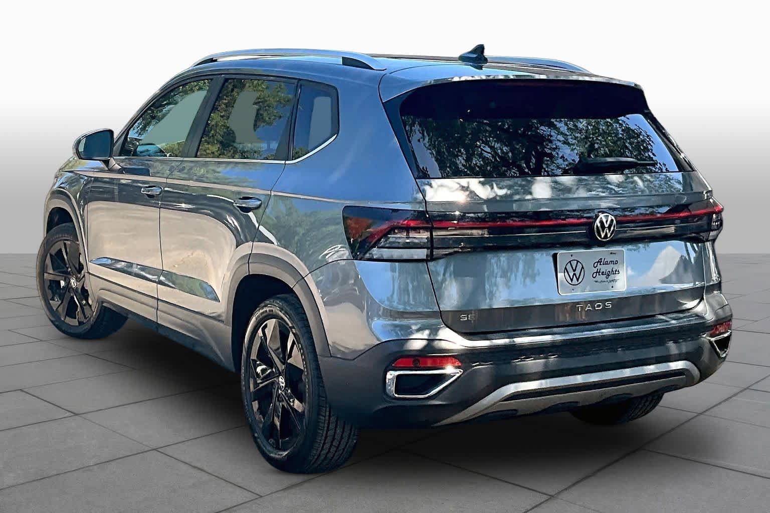 Used 2025 Volkswagen Taos SE w/ Black Wheel Package FWD image 12