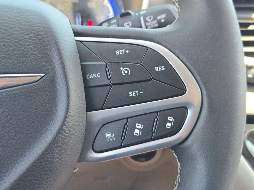 Certified 2024 Chrysler Pacifica Touring-L FWD image 35