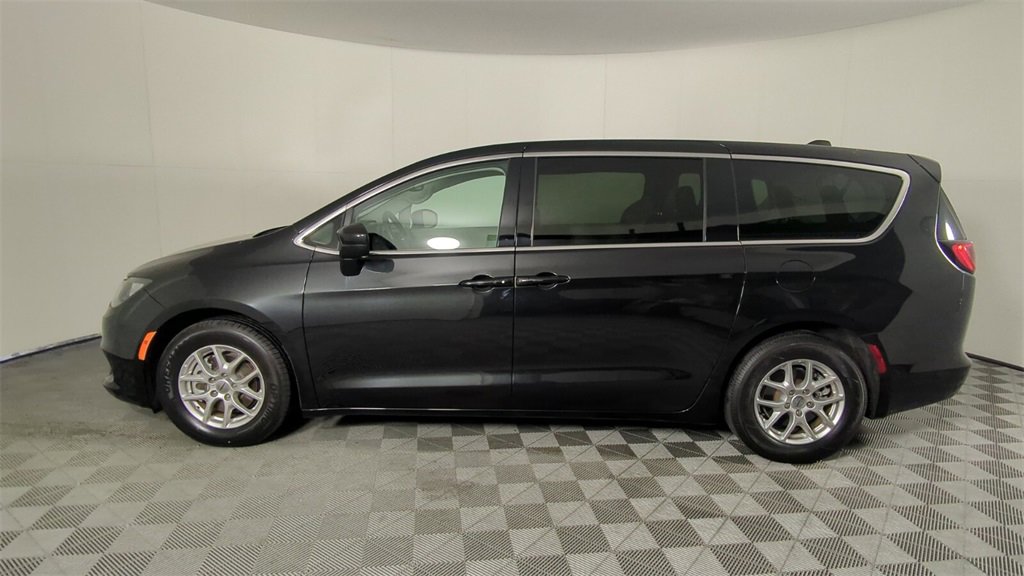 Used 2023 Chrysler Voyager LX image 7