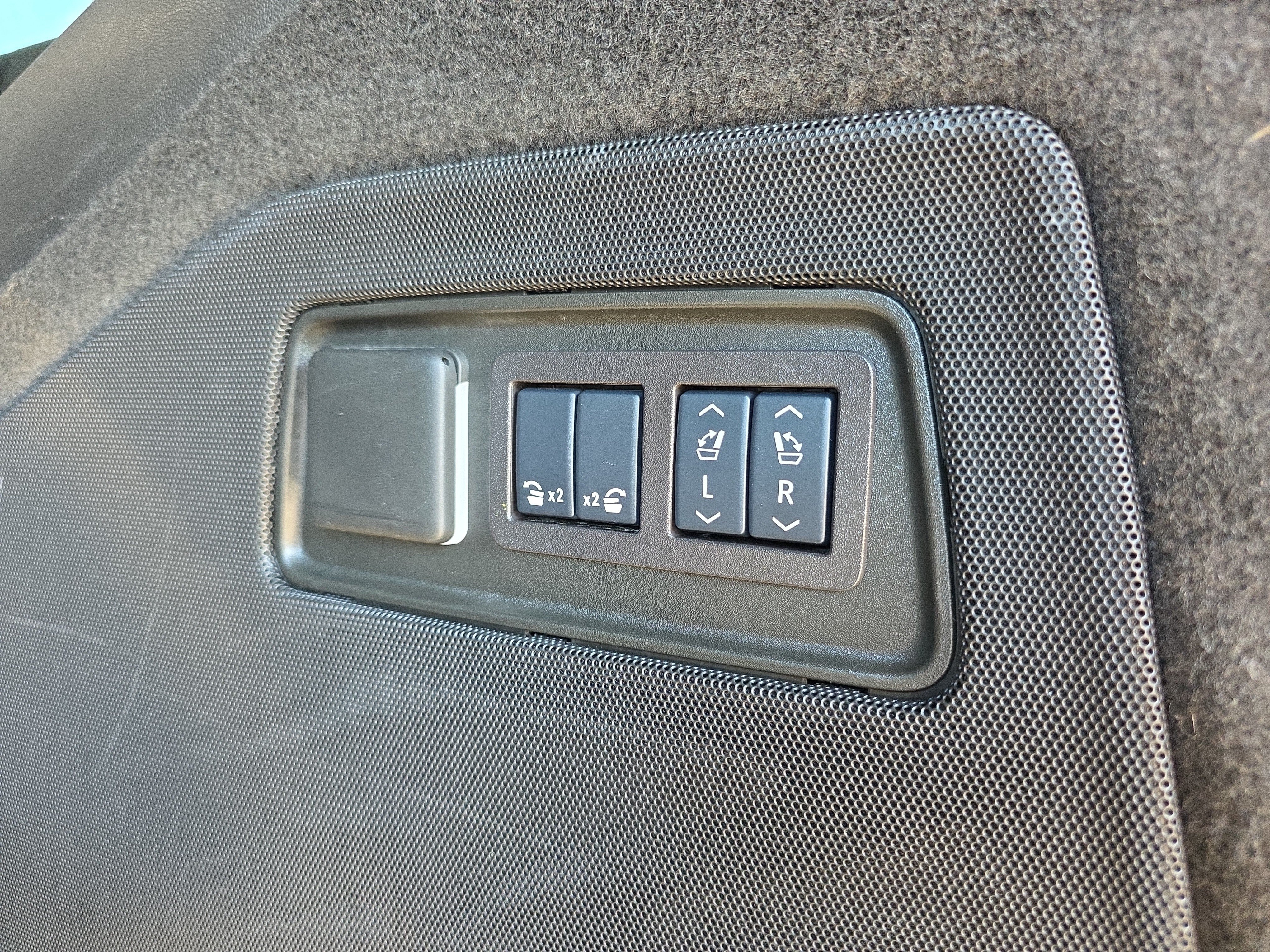 Used 2025 Cadillac Escalade ESV Sport Platinum w/ LPO, Floor Liner Package AWD/4WD image 16