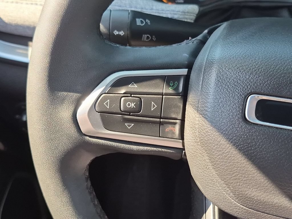 Used 2025 Jeep Compass Latitude w/ Sun & Sound Group AWD/4WD image 21