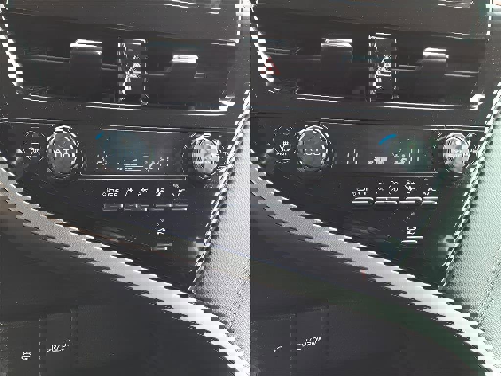 Used 2023 Toyota Camry SE image 18