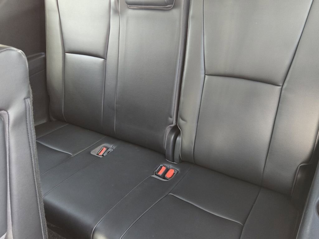 Used 2023 Toyota Highlander XLE FWD image 16