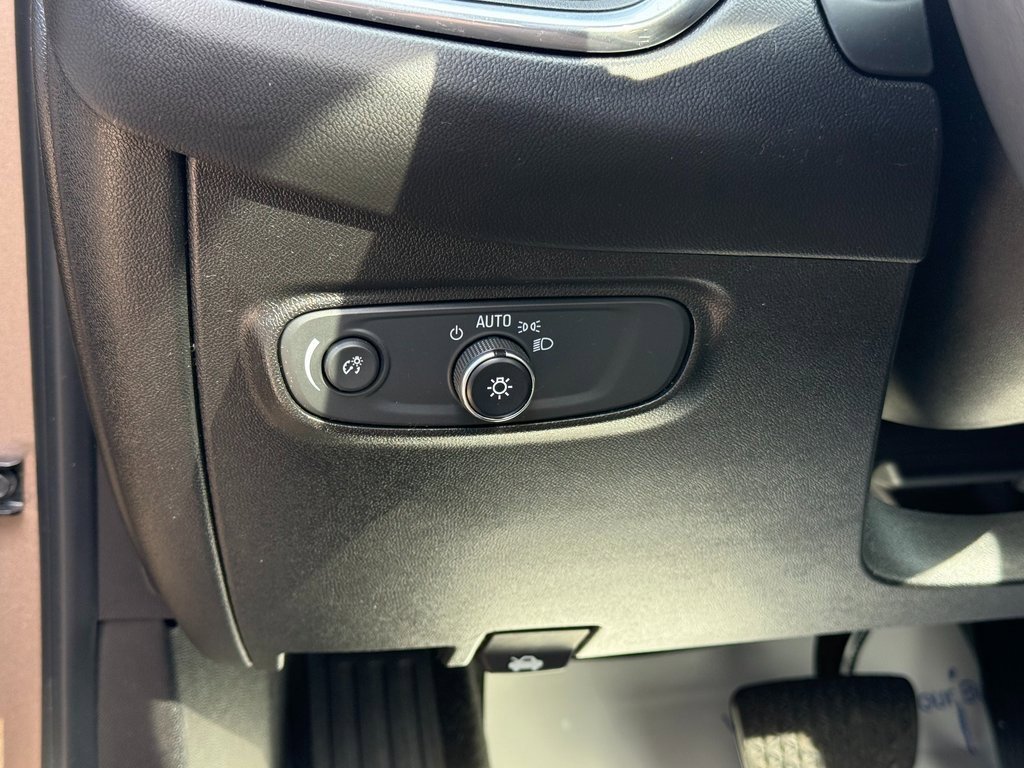 Certified 2018 Chevrolet Equinox LT w/ Sun & Infotainment Package image 15