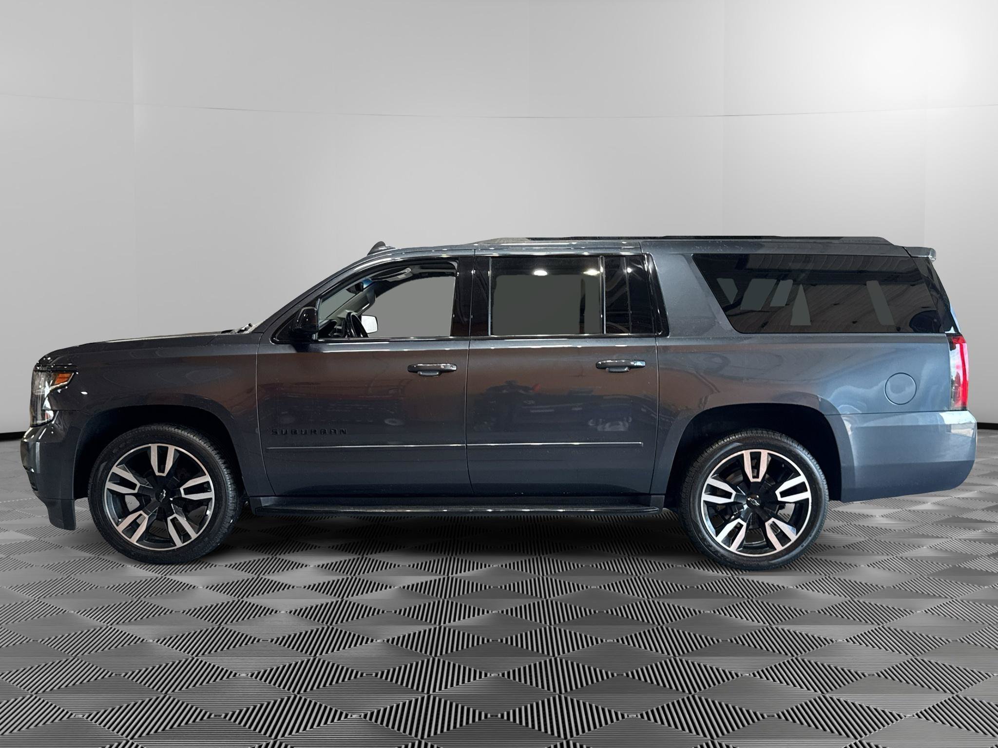 Used 2020 Chevrolet Suburban Premier AWD/4WD image 2