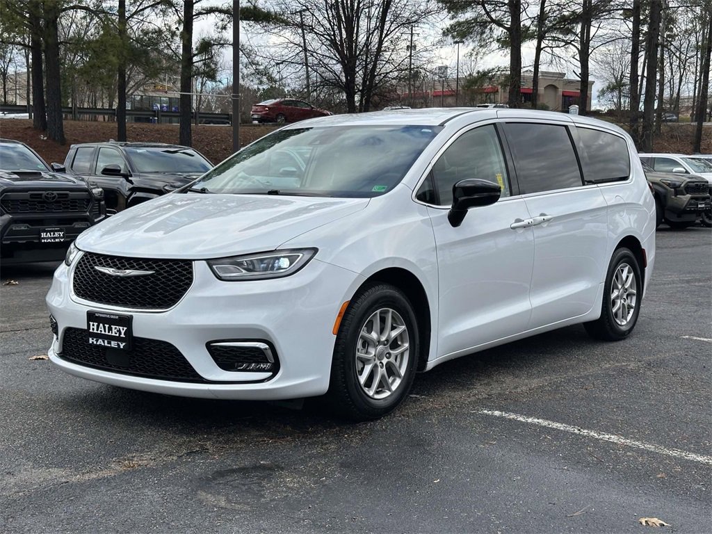 Used 2024 Chrysler Pacifica Touring-L image 23